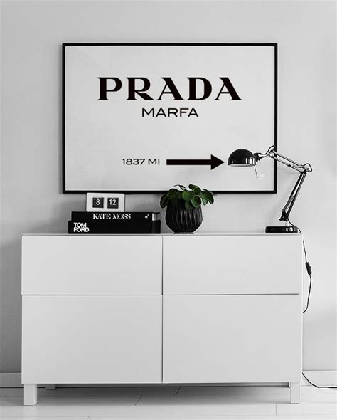 Plakat ze znakiem Prada Marfa w czarno